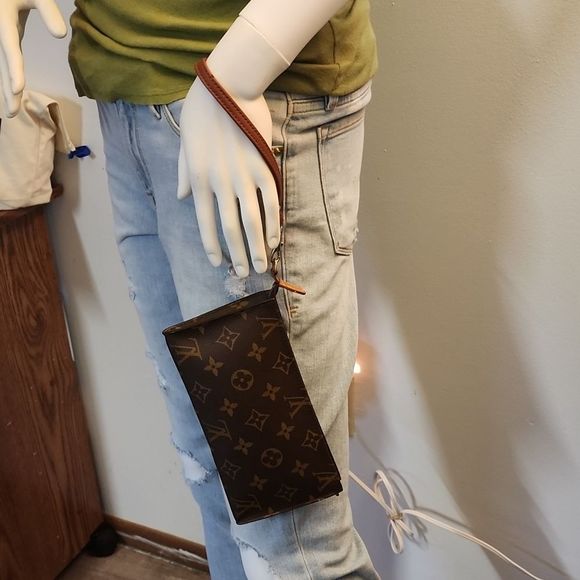 ❤️TRADED❤️Louis Vuitton Monogram Pochette/ wristlet. - Picture 14 of 16